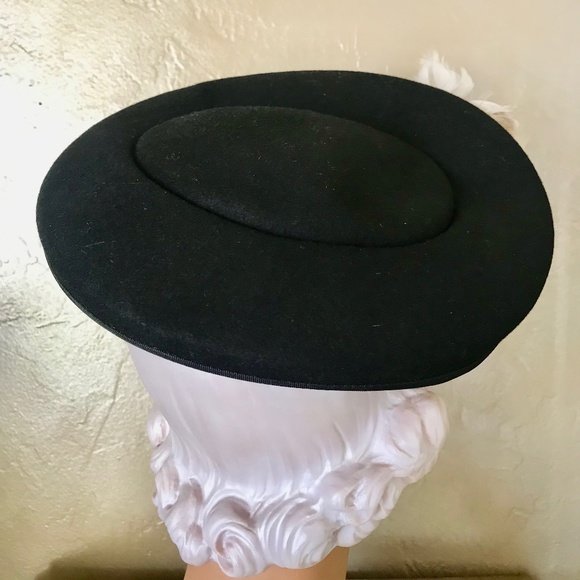 CHIC 1940s BLACK FELT HAT WITH INTRICATE GROSGRAIN AND BUTTERFLY FEATHER TRIM main image 10